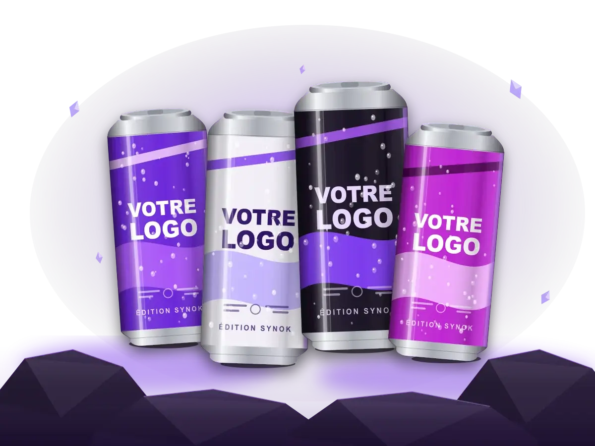 Exemple de collaboration : quatre canettes aux couleurs de Synok portant chacune « Votre logo », posées sur des rochers sombres.